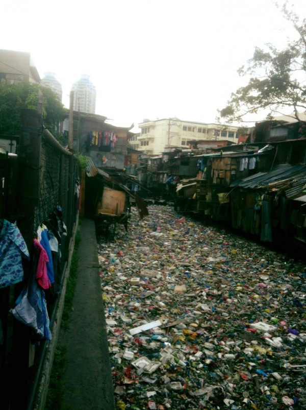 netizen shares photos of river full of trash