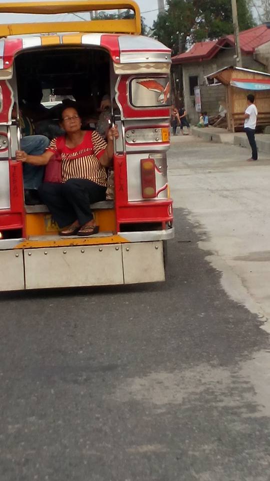 PHOTOS: Elderly Passenger Rides at Entrance of Jeepney 3 Lola Entrance Jeepney (4)