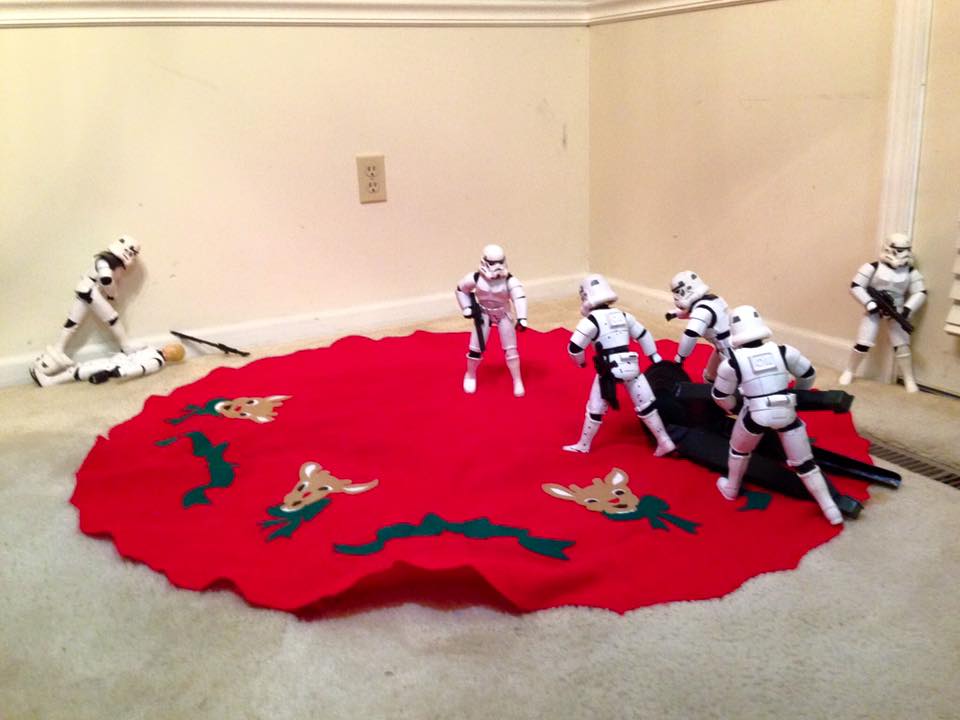Storm-Troopers-Set-Up-Christmas-Tree-06
