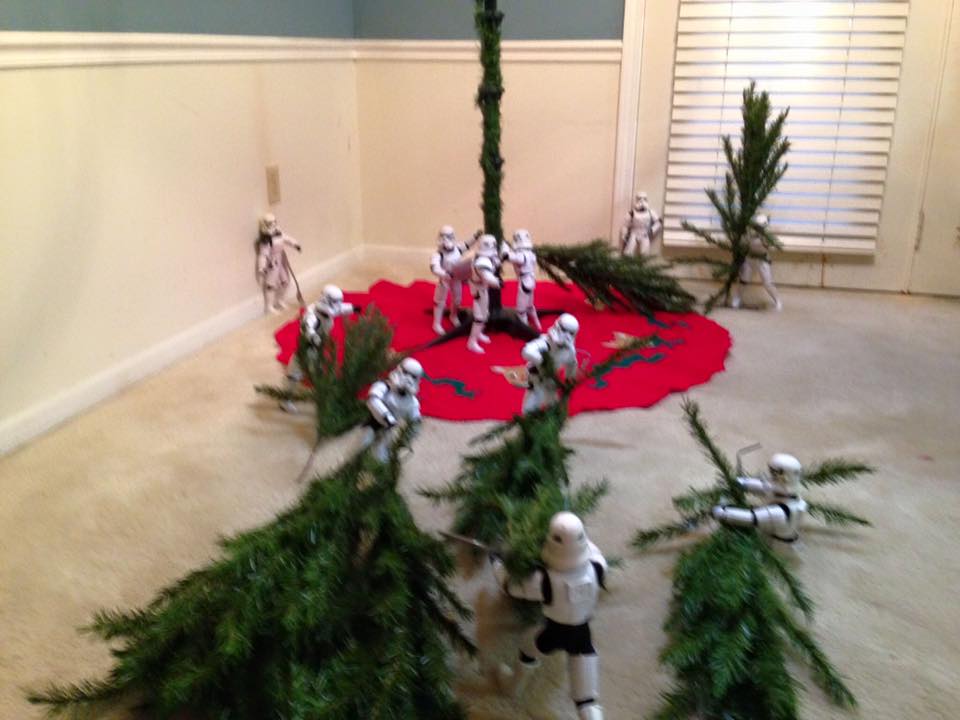 Storm-Troopers-Set-Up-Christmas-Tree-14