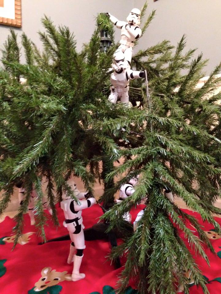 Storm-Troopers-Set-Up-Christmas-Tree-19