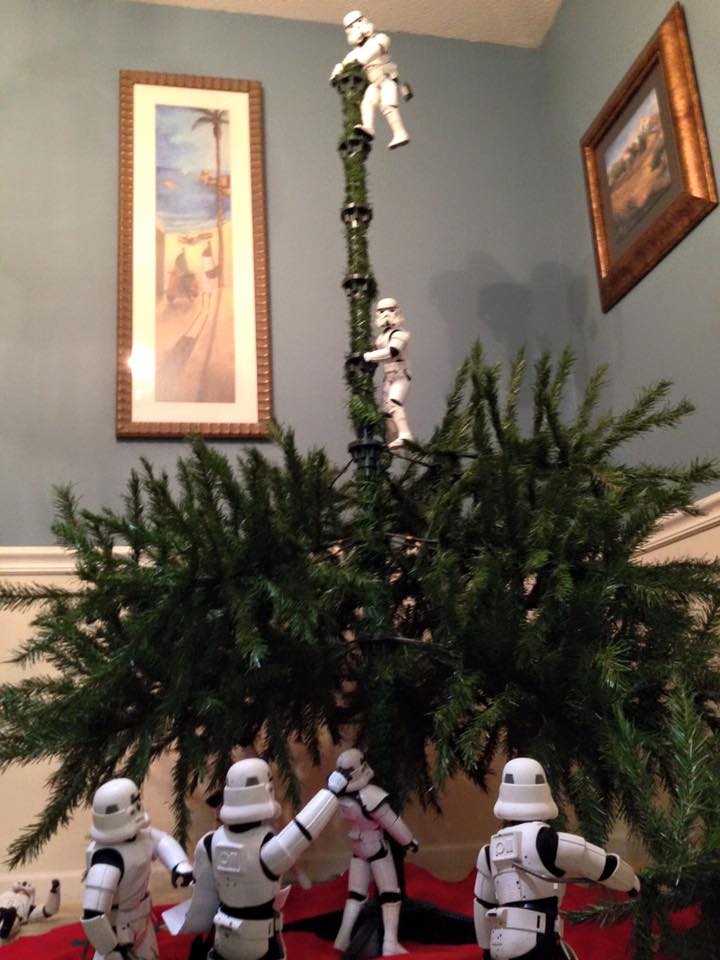 Storm-Troopers-Set-Up-Christmas-Tree-20