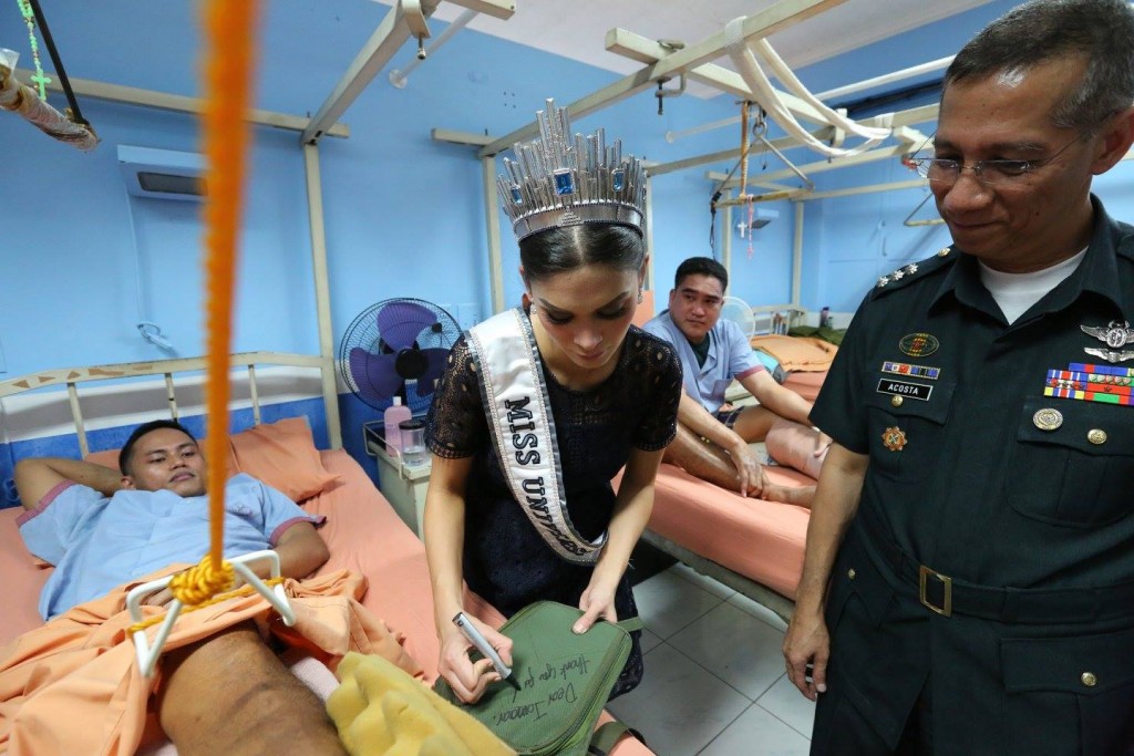 Pia visits wounded soldiers