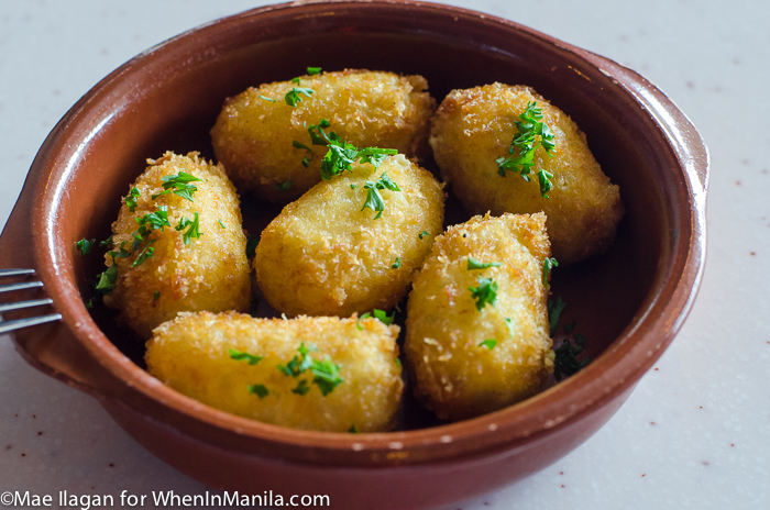 Burger Pub Mae Ilagan When in Manila (1 of 19)