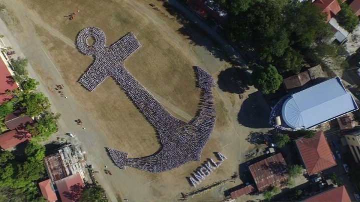 university of antique biggest human anchor guinness world record