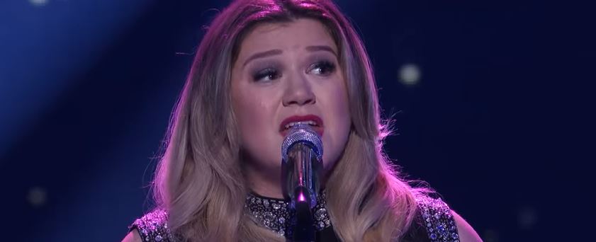 WATCH Kelly Clarkson AIs First Winner Gives Emotional Performance at Shows Last Season