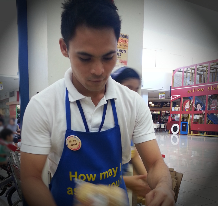 LOOK: Cute and Charming "BagMan" Spotted at a Local Supermarket 3 BagMan at WalterMart Sucat