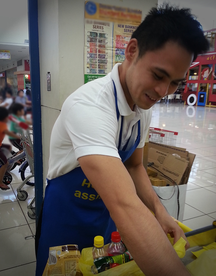 LOOK: Cute and Charming "BagMan" Spotted at a Local Supermarket 4 BagMan at Walter Mart sucat
