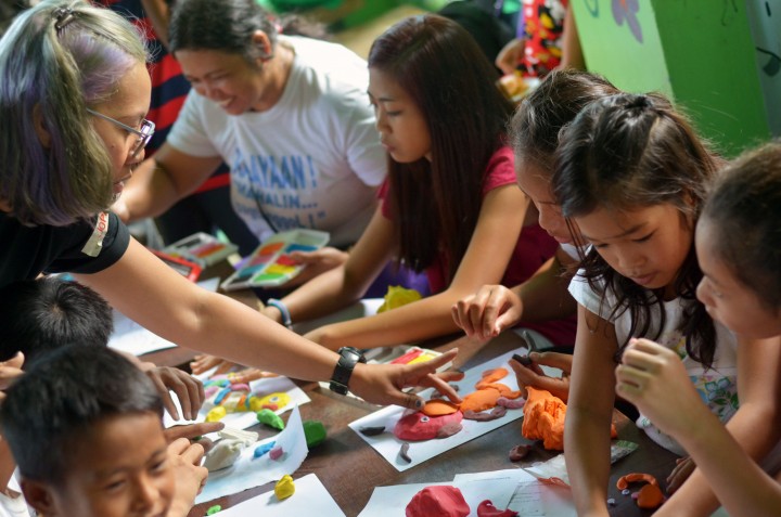 Christmas Out reach in Payatas - Teaching Animation 3 DSC_0958 e