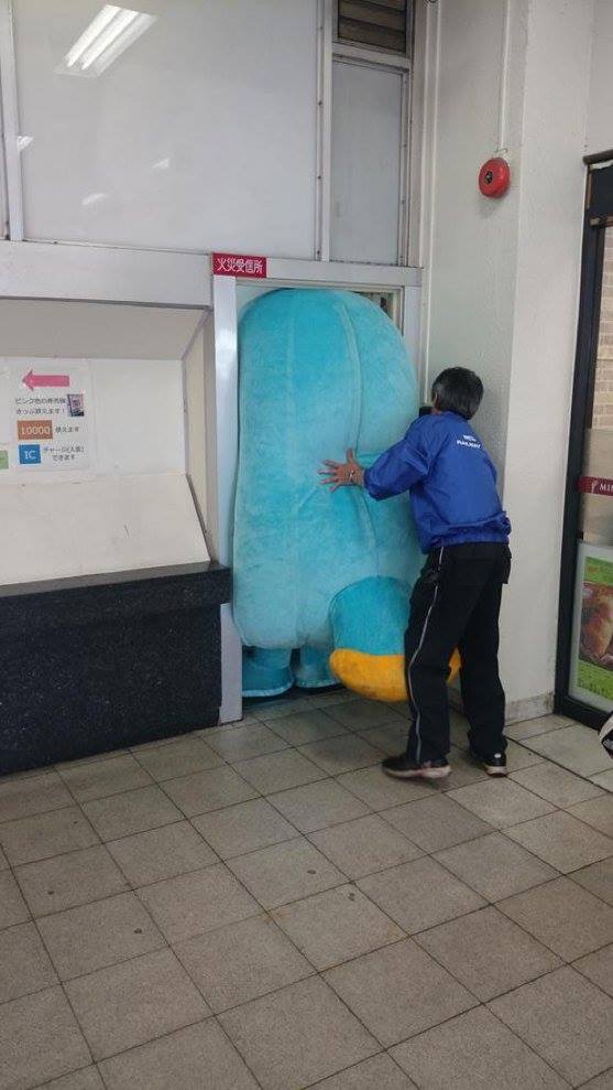 8 Photos of Japanese Mascots Getting Stuck in Things that are Too Damn Cute 3 8 Photos of Japanese Mascots Getting Stuck in Things that are Too Damn Cute