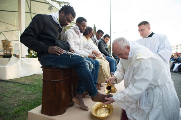 Pope Francis washes kisses feet (1)