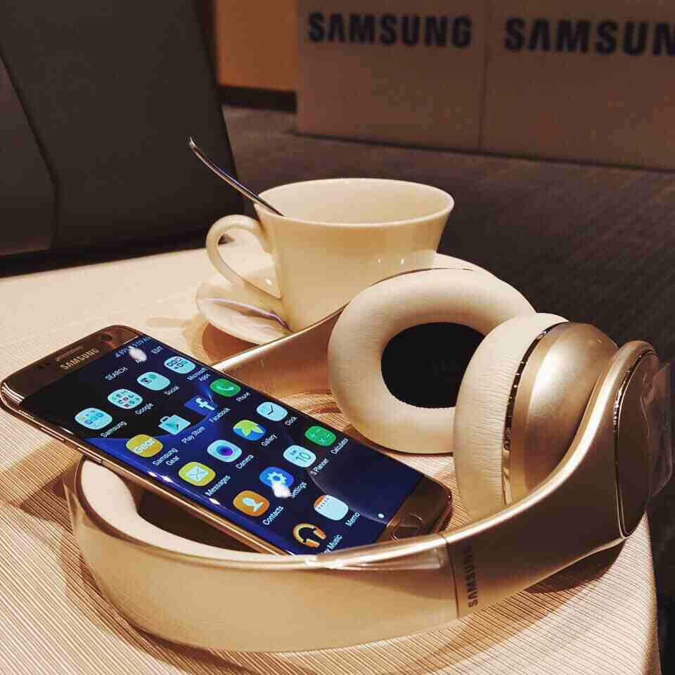 This Is Where You Can Score the New Samsung Galaxy S7 with FREE Virtual Reality Headset 3 S74