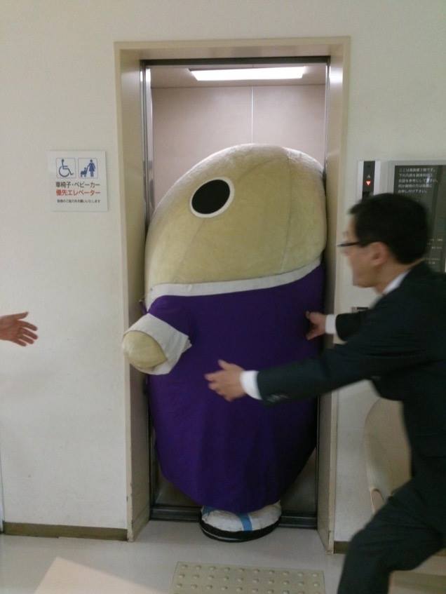 8 Photos of Japanese Mascots Getting Stuck in Things that are Too Damn Cute 2 8 Photos of Japanese Mascots Getting Stuck in Things that are Too Damn Cute