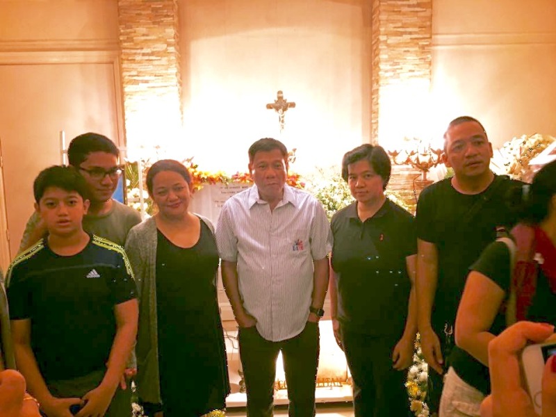 Duterte attends funeral (2)
