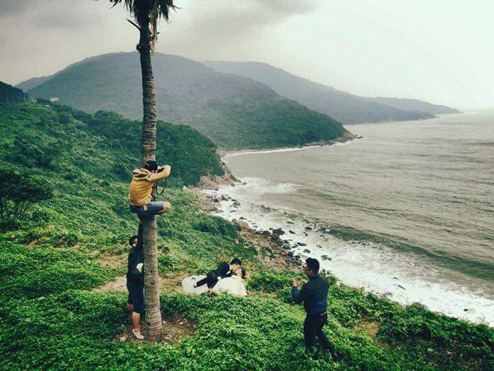 LOOK These Wedding Photographers Will Do Anything for a Good Shot 9