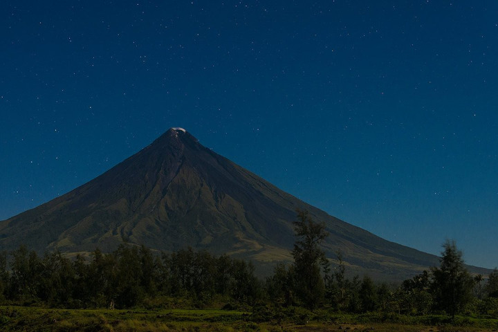 Stunning Images of Mayon Volcano by Dutch Travel Photographer