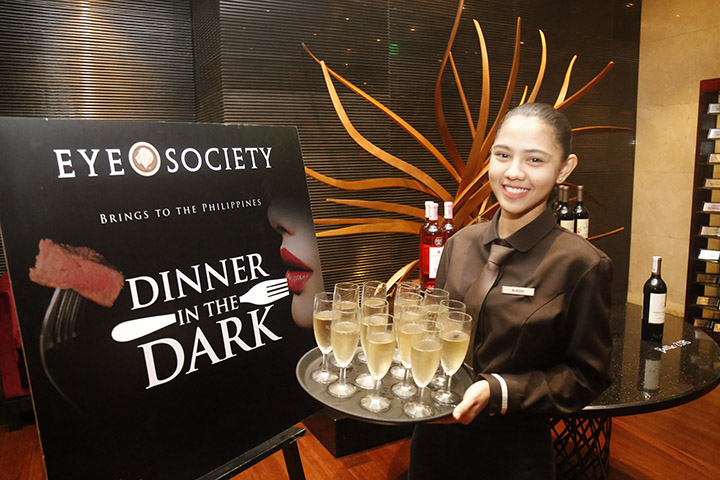 dine-in-the-dark-e