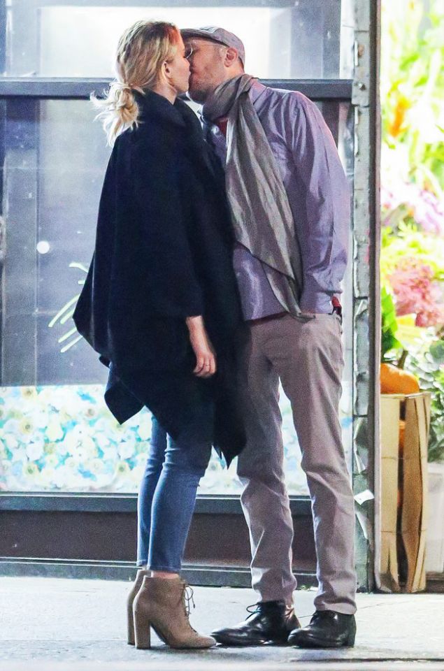 Jennifer Lawrence Darren Aronofsky kissing
