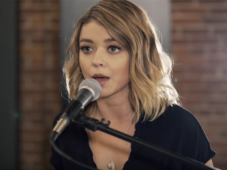 watch-sarah-hyland-and-boyce-avenue-cover-%22closer%22-and-the-chainsmokers-are-impressed