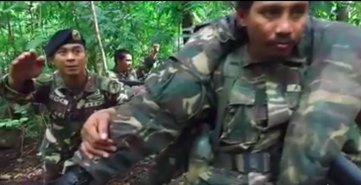 Soldiers do Mannequin Challenge