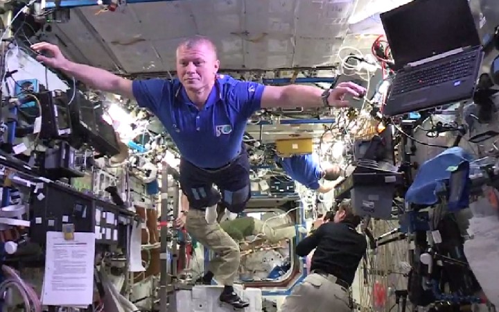 space-mannequin-challenge