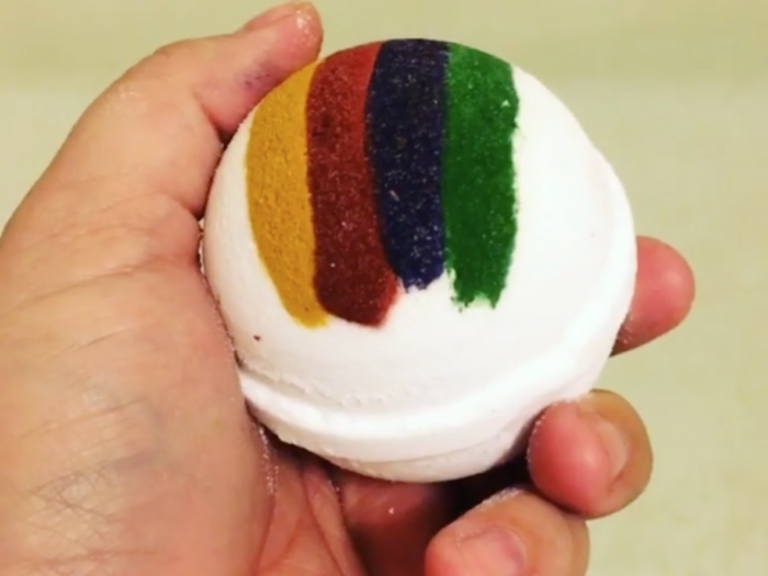 watch-theres-a-harry-potter-sorting-hat-themed-bath-bomb