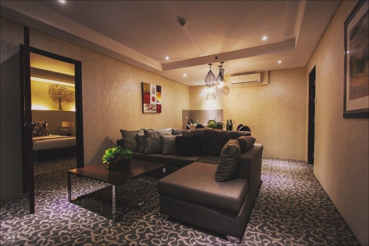 The Oriental Bataan also has suites.