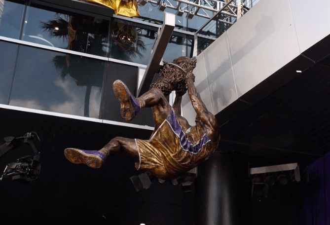 shaq oneal lakers statue staples center