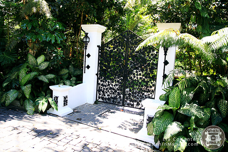 Lanai Lounge entrance