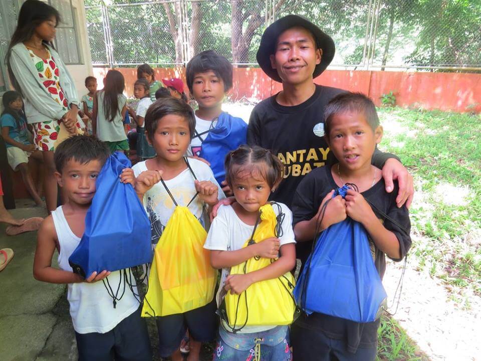 Fredd Ochavo Bantay Gubat Ipo with children