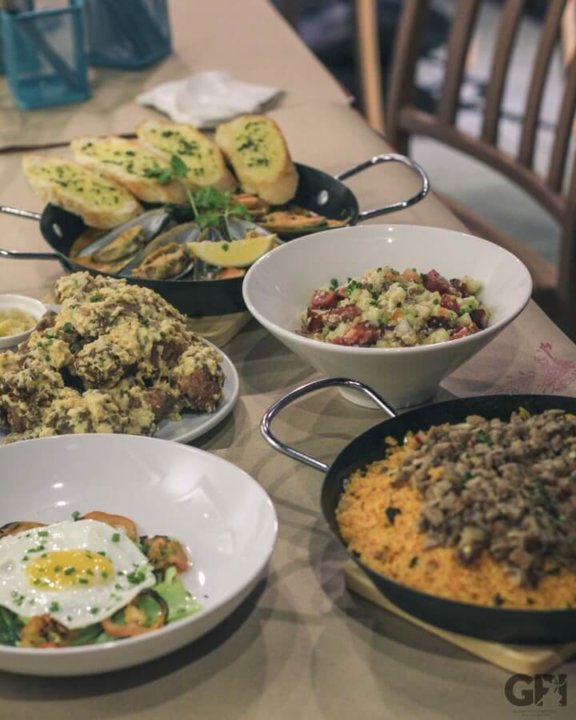 The Minokaua Is Your Newest Favorite Hangout In Malate 7 Minokaua menu sisig paella longganisa salsa laksa mussels e1506593227922