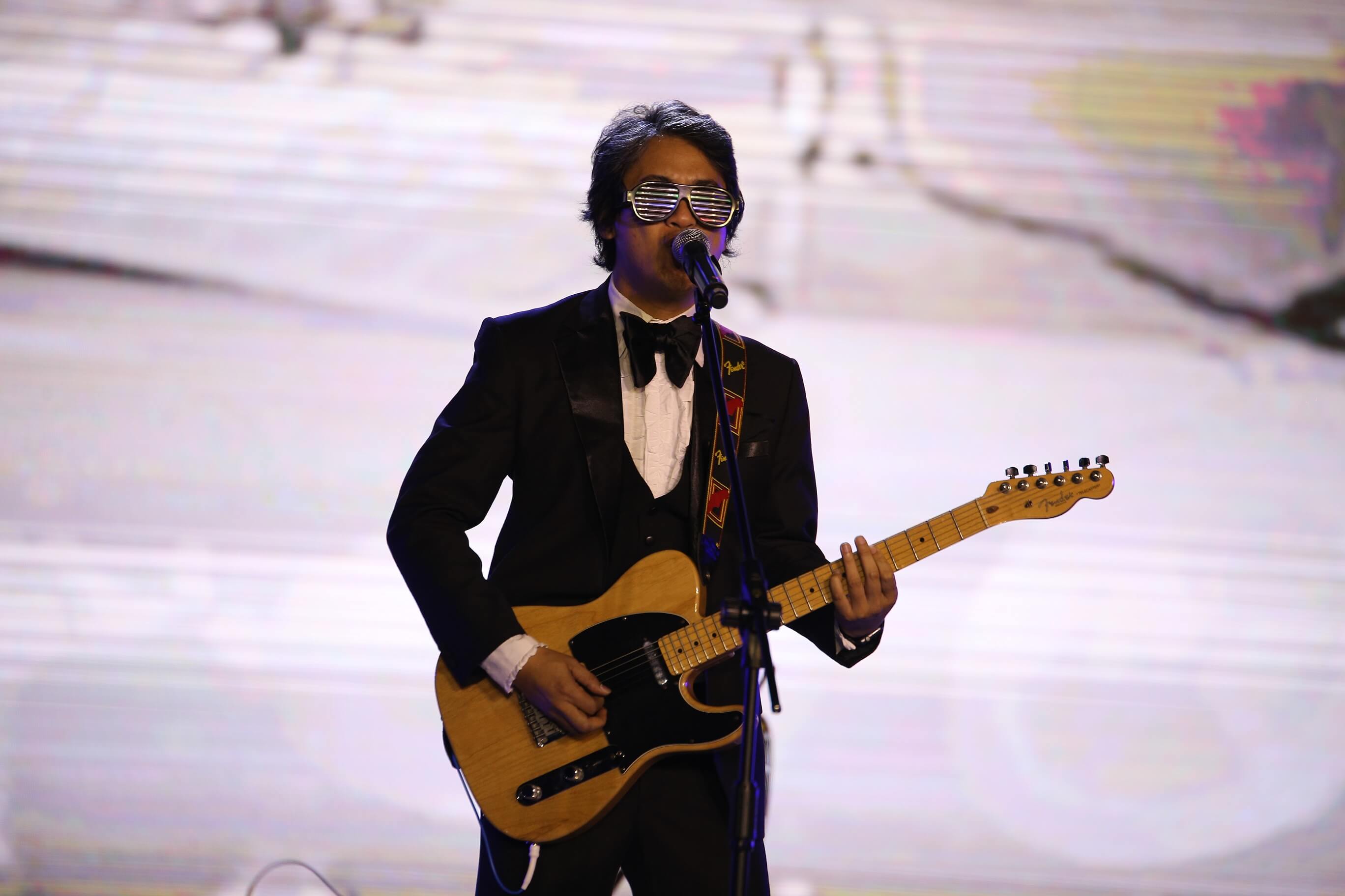 Ely Buendia ending the night on a high note
