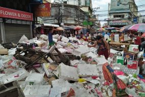 Filipinos-Greet-the-New-Year-with-Tons-of-Garbage-4