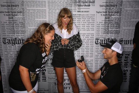 Fan proposes during Taylor Swift photo op