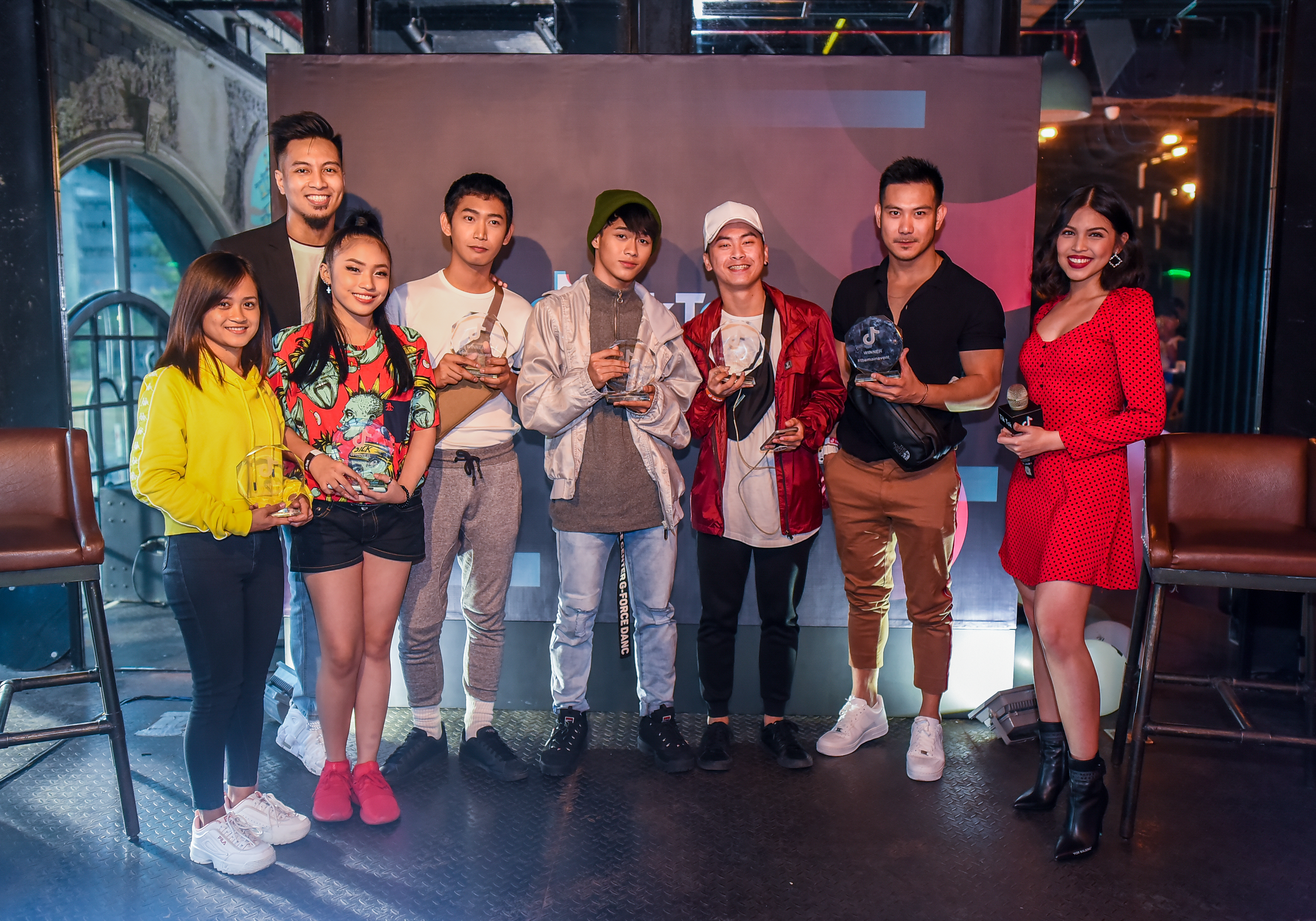 Maine poses with the winners of the TikTok themainevent challenge