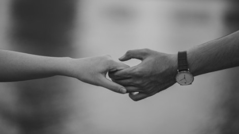 black-and-white-couple-hands-1004014 (3)