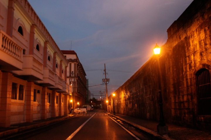 Manila by Night: 6 Unusual Hang-out Activities that are Best Enjoyed at Sundown 15 intramuros street at night e1556094294803
