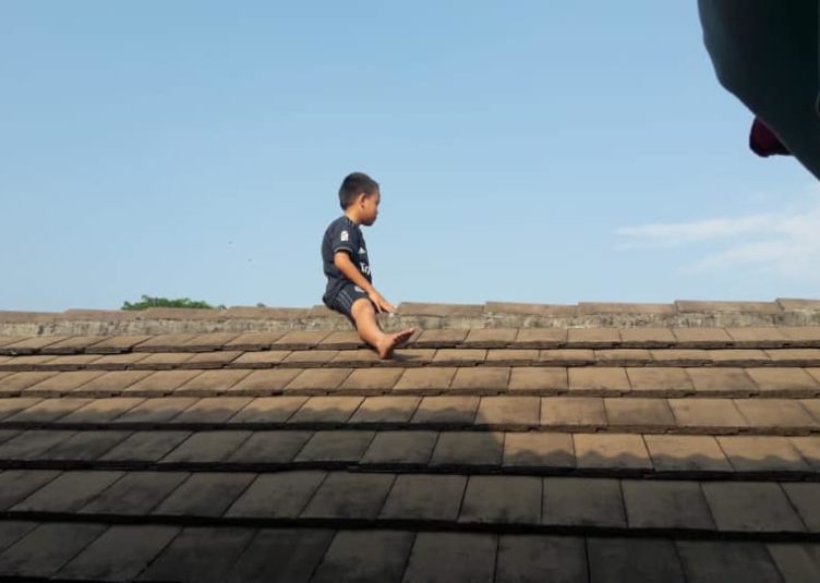 Boy hides on roof to avoid circumcision