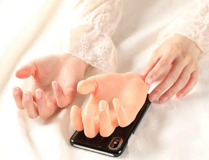 Single? This phone case will make you feel like you're holding hands with someone 7 Hand Phone Case 2