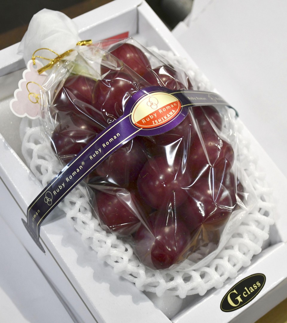 LOOK These grapes cost half a million pesos, one grape costs P23,000