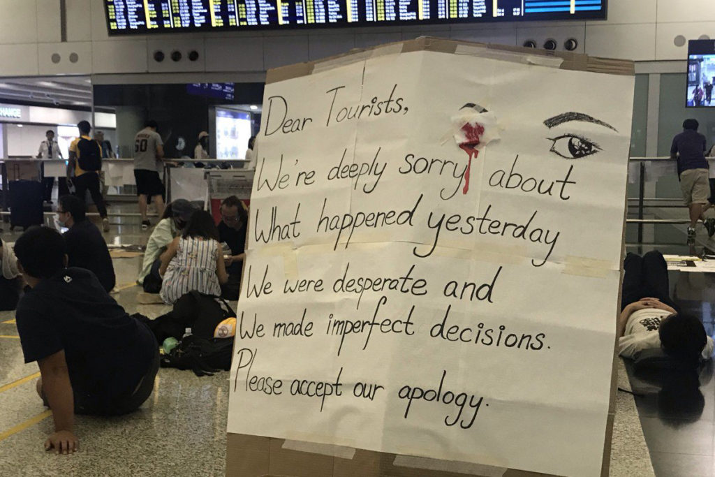 Hong Kong protestors apologize