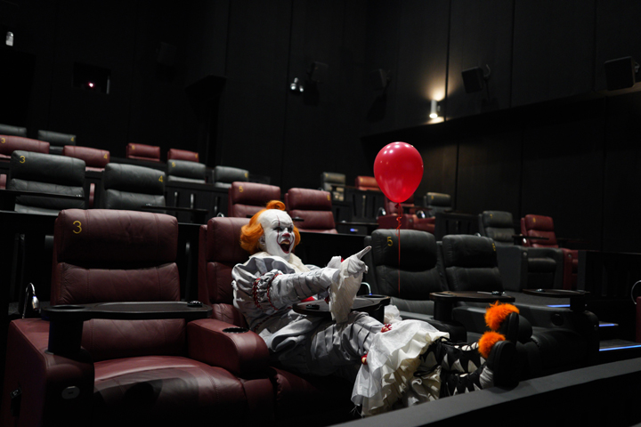 Pennywise-Enjoying-His-Movie