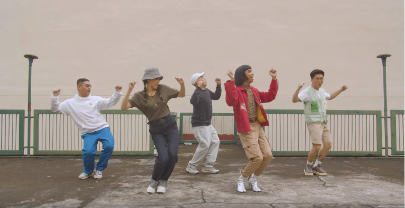 LOOK: Alex Gonzaga, Mimiyuuuh, Perea Street and G-Force Team-up in a Hilarious Music Video 1 5db281a1aceca 5db281a1acf29LOOK Alex Gonzaga Mimiyuuuh Perea Street and G Force Team up in a Hilarious Music Video 1.PNG