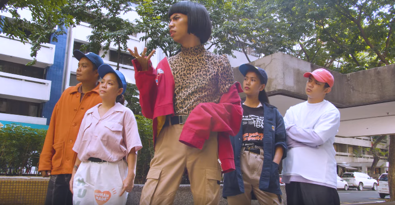 LOOK: Alex Gonzaga, Mimiyuuuh, Perea Street and G-Force Team-up in a Hilarious Music Video 3 5db28814cf1ee 5db28814cf240LOOK Alex Gonzaga Mimiyuuuh Perea Street and G Force Team up in a Hilarious Music Video 13.PNG