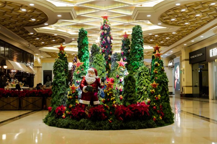 LOOK: This “Instagram-able” Destination in Manila Dazzled This Holiday Season 3 Maxims Hotel Lobby