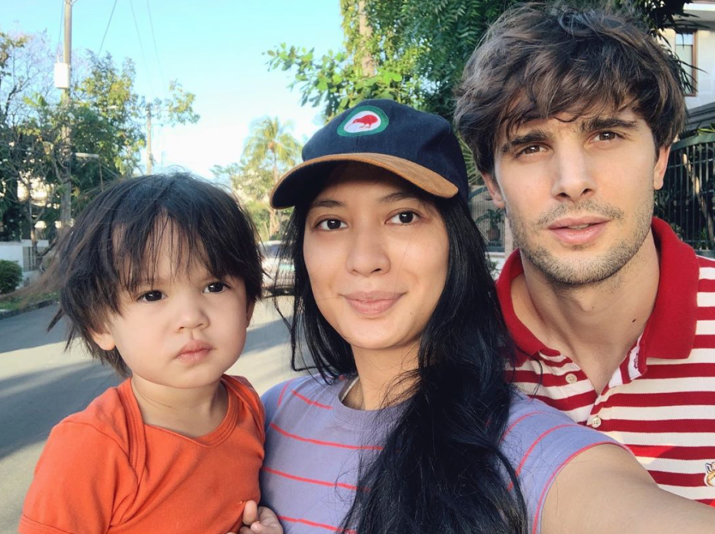 Isabelle Daza and family