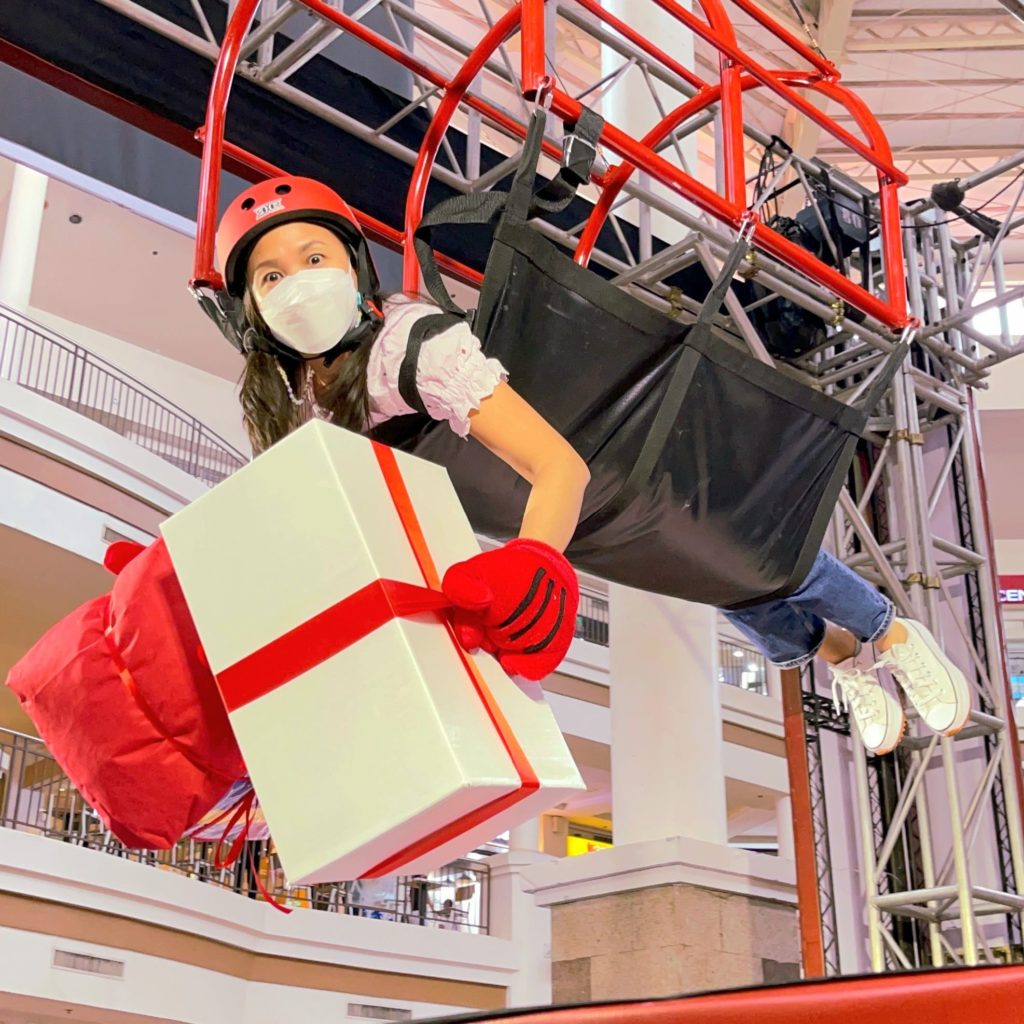 This Human Claw Machine Allows You to Grab as Many Prizes as You Can