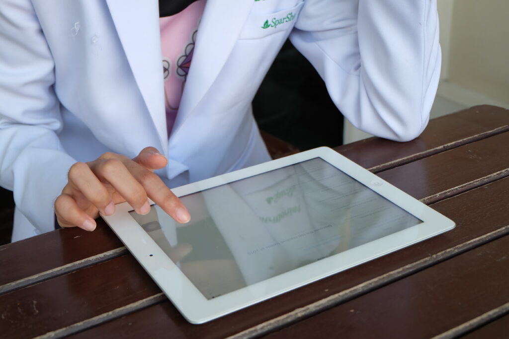 doctor holding tablet e health concept business concept