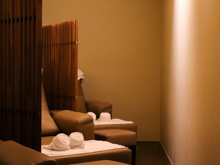 (c) WIM in Thailand | Chairs for foot and head massage.