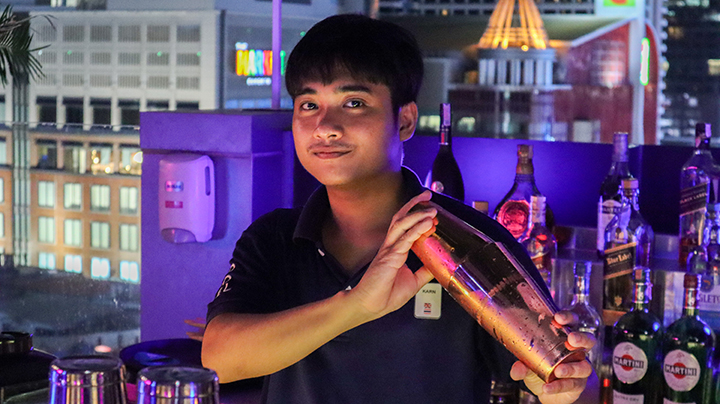 (c) WIM in Thailand | Friendly bartenders at View Bangkok Rooftop Bar!